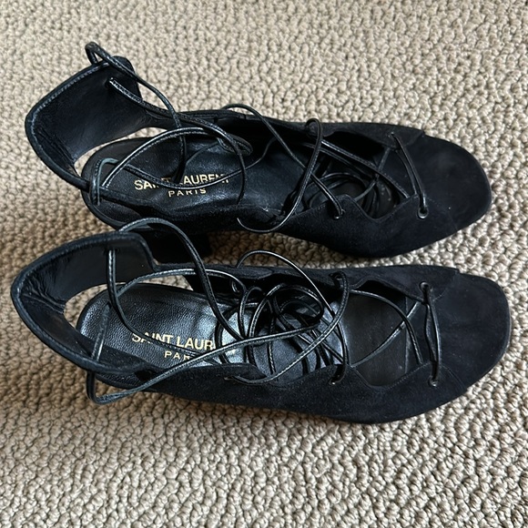 Saint Laurent suede scalloped accent heels - Picture 2 of 5